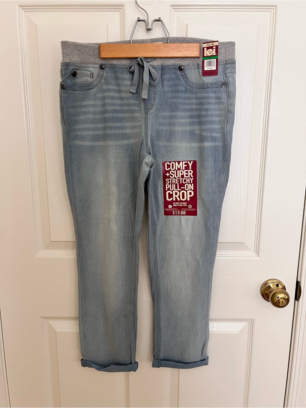 NWT lei Light Blue Pull-On Crop Jeans with Gray Elastic Waist Size Junior L